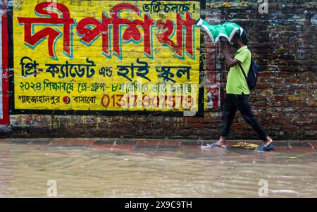 Le cyclone Remal a provoqué de fortes précipitations, des inondations et des vents violents dans la ville de Dacca, entraînant des perturbations dans les transports, des coupures de courant et d’importantes propriétés Banque D'Images