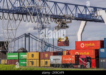 Containerterminal am Rheinhafen Krefeld, Binnenhafen, 4. größter öffentliche Hafen in NRW, Trimodaler Umschlag von Waren, Gütern, Containern, Stückgut, im Hintergrund die Krefeld-Uerdinger Brücke über den Rhein, NRW, Deutschland, Rheinhafen Krefeld *** terminal à conteneurs du port rhénan de Krefeld, port intérieur, 4ème plus grand port public de NRW, manutention trimodale de marchandises, conteneurs, marchandises, conteneurs, fret général, en arrière-plan le pont Krefeld Uerdinger sur le Rhin, NRW, Allemagne, port rhénan de Krefeld Banque D'Images