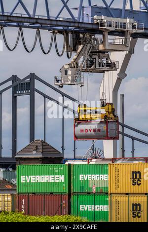 Containerterminal am Rheinhafen Krefeld, Binnenhafen, 4. größter öffentliche Hafen in NRW, Trimodaler Umschlag von Waren, Gütern, Containern, Stückgut, im Hintergrund die Krefeld-Uerdinger Brücke über den Rhein, NRW, Deutschland, Rheinhafen Krefeld *** terminal à conteneurs du port rhénan de Krefeld, port intérieur, 4ème plus grand port public de NRW, manutention trimodale de marchandises, conteneurs, marchandises, conteneurs, fret général, en arrière-plan le pont Krefeld Uerdinger sur le Rhin, NRW, Allemagne, port rhénan de Krefeld Banque D'Images