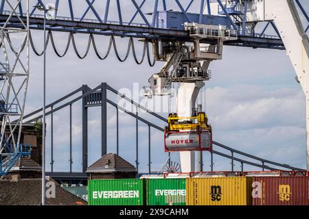 Containerterminal am Rheinhafen Krefeld, Binnenhafen, 4. größter öffentliche Hafen in NRW, Trimodaler Umschlag von Waren, Gütern, Containern, Stückgut, im Hintergrund die Krefeld-Uerdinger Brücke über den Rhein, NRW, Deutschland, Rheinhafen Krefeld *** terminal à conteneurs du port rhénan de Krefeld, port intérieur, 4ème plus grand port public de NRW, manutention trimodale de marchandises, conteneurs, marchandises, conteneurs, fret général, en arrière-plan le pont Krefeld Uerdinger sur le Rhin, NRW, Allemagne, port rhénan de Krefeld Banque D'Images