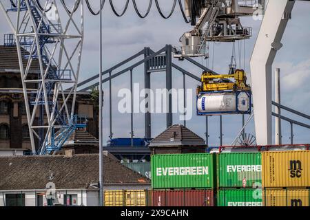 Containerterminal am Rheinhafen Krefeld, Binnenhafen, 4. größter öffentliche Hafen in NRW, Trimodaler Umschlag von Waren, Gütern, Containern, Stückgut, im Hintergrund die Krefeld-Uerdinger Brücke über den Rhein, NRW, Deutschland, Rheinhafen Krefeld *** terminal à conteneurs du port rhénan de Krefeld, port intérieur, 4ème plus grand port public de NRW, manutention trimodale de marchandises, conteneurs, marchandises, conteneurs, fret général, en arrière-plan le pont Krefeld Uerdinger sur le Rhin, NRW, Allemagne, port rhénan de Krefeld Banque D'Images