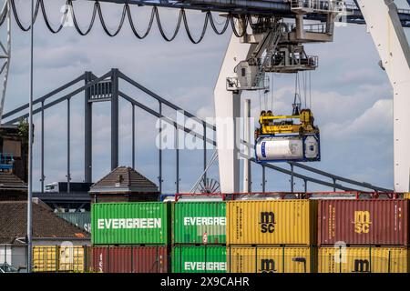 Containerterminal am Rheinhafen Krefeld, Binnenhafen, 4. größter öffentliche Hafen in NRW, Trimodaler Umschlag von Waren, Gütern, Containern, Stückgut, im Hintergrund die Krefeld-Uerdinger Brücke über den Rhein, NRW, Deutschland, Rheinhafen Krefeld *** terminal à conteneurs du port rhénan de Krefeld, port intérieur, 4ème plus grand port public de NRW, manutention trimodale de marchandises, conteneurs, marchandises, conteneurs, fret général, en arrière-plan le pont Krefeld Uerdinger sur le Rhin, NRW, Allemagne, port rhénan de Krefeld Banque D'Images