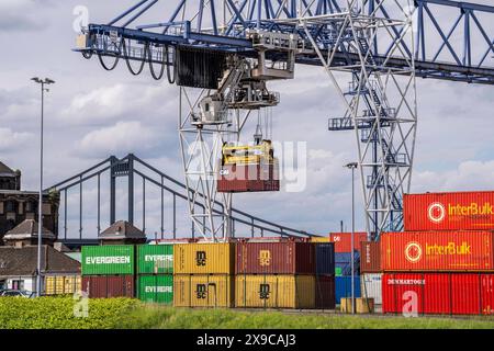 Containerterminal am Rheinhafen Krefeld, Binnenhafen, 4. größter öffentliche Hafen in NRW, Trimodaler Umschlag von Waren, Gütern, Containern, Stückgut, im Hintergrund die Krefeld-Uerdinger Brücke über den Rhein, NRW, Deutschland, Rheinhafen Krefeld *** terminal à conteneurs du port rhénan de Krefeld, port intérieur, 4ème plus grand port public de NRW, manutention trimodale de marchandises, conteneurs, marchandises, conteneurs, fret général, en arrière-plan le pont Krefeld Uerdinger sur le Rhin, NRW, Allemagne, port rhénan de Krefeld Banque D'Images