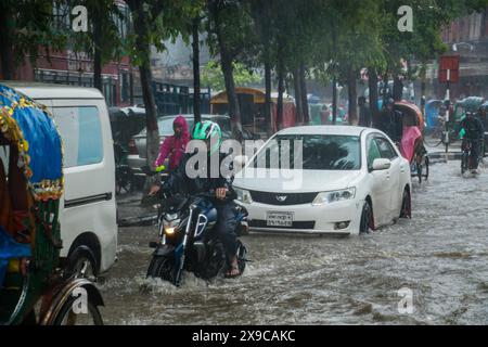 Le cyclone Remal a provoqué de fortes précipitations, des inondations et des vents violents dans la ville de Dacca, entraînant des perturbations dans les transports, des coupures de courant et d’importantes propriétés Banque D'Images