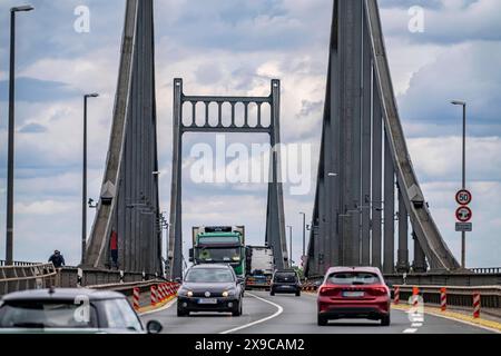 Die Krefeld-Uerdinger Brücke über den Rhein, zwischen Krefeld und Duisburg, Bundesstraße von 1936, 858 Meter lang, Brückenschäden B228, weist schwere eingeschränkter auf, Brücke Verkehr auf der Rheinbrücke, soll ersetzte werden, NRW, Deutschland, Krefeld-Uerdinger Zügelgurtbrücke *** le pont Krefeld Uerdingen sur le Rhin, entre Krefeld et Duisburg, rein ceinture pont de 1936, 858 mètres de long, route fédérale B228, montre de graves dommages au pont, circulation restreinte sur le pont, à remplacer, NRW, Allemagne, Krefeld Uerdingen Rhin Bridge Banque D'Images