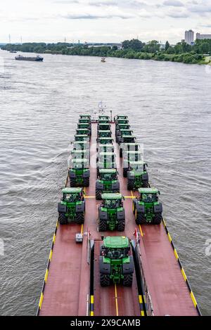 Rhine Ro-ro Service BV, Fahrzeug Frachter Dynamica, Transportiert gerade Trecker, Traktoren, Frachtschiff auf dem Rhein, BEI Krefeld, Deutschland, Rheinschifffahrt *** Rhine Ro ro Service BV, cargo Dynamica, transporte des tracteurs rectilignes, tracteurs, cargo sur le Rhin, près de Krefeld, Allemagne, navigation rhénine Banque D'Images