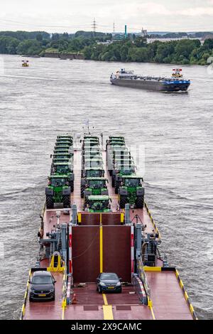 Rhine Ro-ro Service BV, Fahrzeug Frachter Dynamica, Transportiert gerade Trecker, Traktoren, Frachtschiff auf dem Rhein, BEI Krefeld, Deutschland, Rheinschifffahrt *** Rhine Ro ro Service BV, cargo Dynamica, transporte des tracteurs rectilignes, tracteurs, cargo sur le Rhin, près de Krefeld, Allemagne, navigation rhénine Banque D'Images