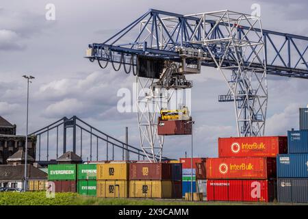 Containerterminal am Rheinhafen Krefeld, Binnenhafen, 4. größter öffentliche Hafen in NRW, Trimodaler Umschlag von Waren, Gütern, Containern, Stückgut, im Hintergrund die Krefeld-Uerdinger Brücke über den Rhein, NRW, Deutschland, Rheinhafen Krefeld *** terminal à conteneurs du port rhénan de Krefeld, port intérieur, 4ème plus grand port public de NRW, manutention trimodale de marchandises, conteneurs, marchandises, conteneurs, fret général, en arrière-plan le pont Krefeld Uerdinger sur le Rhin, NRW, Allemagne, port rhénan de Krefeld Banque D'Images