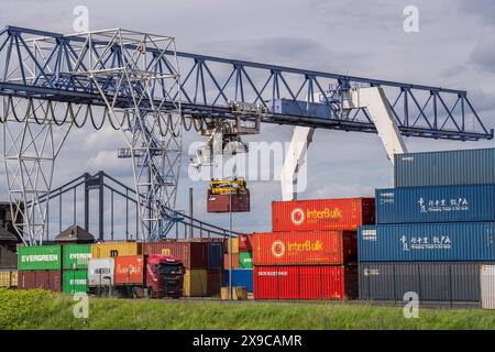 Containerterminal am Rheinhafen Krefeld, Binnenhafen, 4. größter öffentliche Hafen in NRW, Trimodaler Umschlag von Waren, Gütern, Containern, Stückgut, im Hintergrund die Krefeld-Uerdinger Brücke über den Rhein, NRW, Deutschland, Rheinhafen Krefeld *** terminal à conteneurs du port rhénan de Krefeld, port intérieur, 4ème plus grand port public de NRW, manutention trimodale de marchandises, conteneurs, marchandises, conteneurs, fret général, en arrière-plan le pont Krefeld Uerdinger sur le Rhin, NRW, Allemagne, port rhénan de Krefeld Banque D'Images