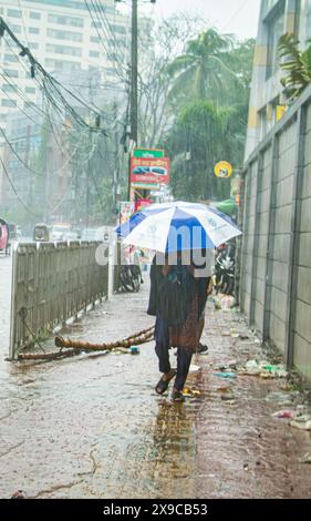 Le cyclone Remal a provoqué de fortes précipitations, des inondations et des vents violents dans la ville de Dacca, entraînant des perturbations dans les transports, des coupures de courant et d’importantes propriétés Banque D'Images