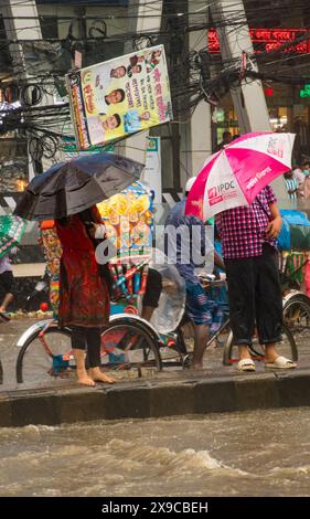 Le cyclone Remal a provoqué de fortes précipitations, des inondations et des vents violents dans la ville de Dacca, entraînant des perturbations dans les transports, des coupures de courant et d’importantes propriétés Banque D'Images