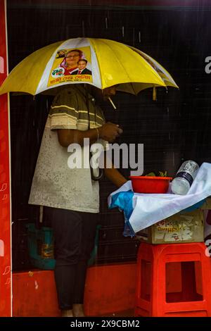 Le cyclone Remal a provoqué de fortes précipitations, des inondations et des vents violents dans la ville de Dacca, entraînant des perturbations dans les transports, des coupures de courant et d’importantes propriétés Banque D'Images