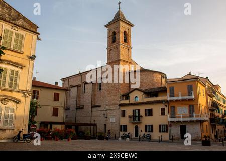 22 juin 2023, San Benedetto del Tronto, Italie. Le vieux centre-ville au coucher du soleil. Banque D'Images