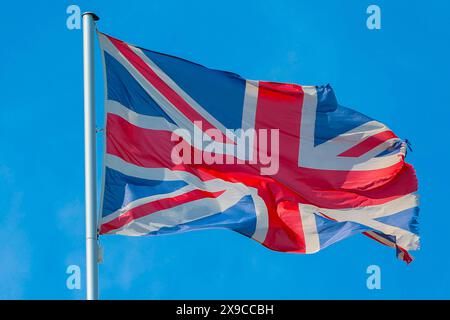 30.05.2024, Baden-Baden, Die britische Fahne von Großbritannien weht an einem Fahnenmât vor blauem Himmel im Wind. Baden-Württemberg Deutschland *** 30 05 2024, Baden Baden, le drapeau britannique de la Grande-Bretagne flotte sur un mât de drapeau contre un ciel bleu dans le vent Baden Württemberg Allemagne Banque D'Images