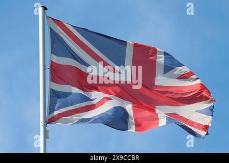 30.05.2024, Baden-Baden, Die britische Fahne von Großbritannien weht an einem Fahnenmât vor blauem Himmel im Wind. Baden-Württemberg Deutschland *** 30 05 2024, Baden Baden, le drapeau britannique de la Grande-Bretagne flotte sur un mât de drapeau contre un ciel bleu dans le vent Baden Württemberg Allemagne Banque D'Images