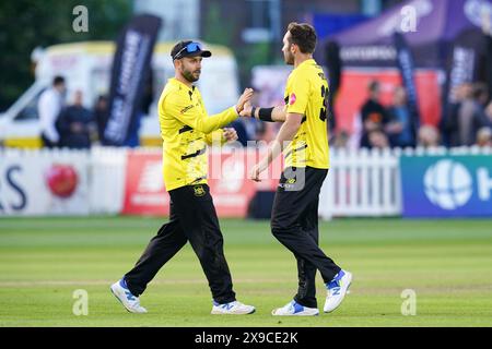 Bristol, Royaume-Uni, 30 mai 2024. Matt Taylor du Gloucestershire célèbre avec Jack Taylor après avoir pris le guichet de Simon Harmer de l'Essex lors du T20 Vitality Blast match entre le Gloucestershire et l'Essex. Crédit : Robbie Stephenson/Gloucestershire Cricket/Alamy Live News Banque D'Images