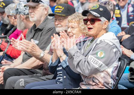 Le 27 mai 2024 - Beaverton, Oregon, États-Unis - les vétérans, les familles des militaires tombés au combat et d'autres partisans de la communauté militaire applaudissent pour le « Stars and Stripes Forever » joué par l'American Legion Post 185 Band lors de la cérémonie du Memorial Day à Beaverton, Oregon, le 27 mai 2024, et a été le conférencier principal de la cérémonie tenue au Veterans Memorial Park à Beaverton. Les membres de la Garde nationale de l'Oregon et d'autres élus ont pris part à des cérémonies organisées dans l'État de l'Oregon le jour du souvenir. (Crédit image : © U.S. National Guard/ZUMA Press Wire) USAGE ÉDITORIAL SEULEMENT! Non Banque D'Images