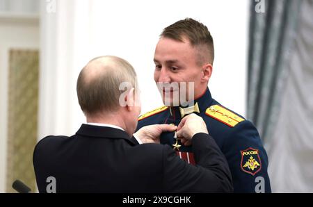 Moscou, Russie. 30 mai 2024. Le président russe Vladimir Poutine, présente le capitaine Nikolaï Ivanov, à droite, le héros de la Russie lors d'une cérémonie de remise des prix à la salle Sainte-Catherine du Palais du Kremlin, le 30 mai 2024, à Moscou, en Russie. Crédit : Vyacheslav Prokofyev/Kremlin Pool/Alamy Live News Banque D'Images