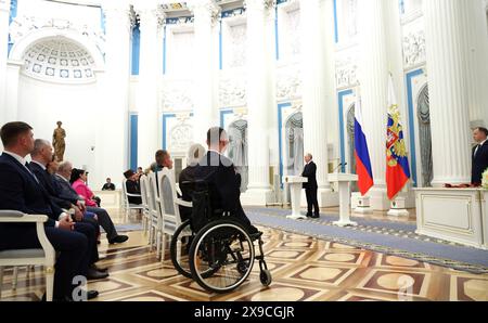 Moscou, Russie. 30 mai 2024. Le président russe Vladimir Poutine prononce un discours lors d'une cérémonie de remise des plus hautes médailles d'État à la salle Sainte-Catherine du Palais du Kremlin, le 30 mai 2024, à Moscou, en Russie. Crédit : Vyacheslav Prokofyev/Kremlin Pool/Alamy Live News Banque D'Images