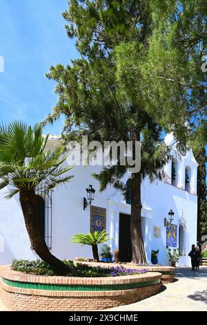 L'église de Santo Domingo dans le village de Benalmadena Pueblo montrant le style classique élégant parmi les pins Banque D'Images