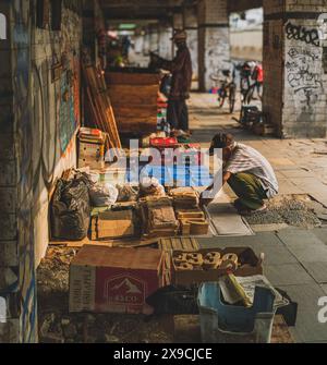 Jakarta, Indonésie - 7 mai 2024. il vend des objets décoratifs en bois. Banque D'Images