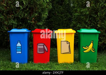 Tri des déchets. Bacs de recyclage avec illustrations de différents types de déchets à l'extérieur Banque D'Images