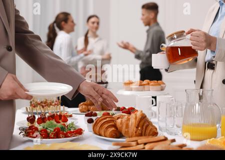 Collègues ayant un déjeuner d'affaires dans un restaurant, gros plan Banque D'Images