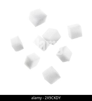 Cubes de sucre raffiné dans l'air sur fond blanc Banque D'Images