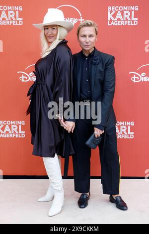 Devenir Karl Lagerfeld , Deutschlandpremiere im Zoo Palast, Berlin, 30.05.2024 Dawid Tomaszewski und Sandra Hansen Designerin, Lemanja BEI der Deutschlandpremiere von devenir Karl Lagerfeld im Zoo Palast Berlin AM 30.5.2024 *** devenir Karl Lagerfeld , première allemande au Zoo Palast, Berlin, 30 05 2024 Dawid Tomaszewski et Sandra Hansen designer, Lemanja à la première allemande de Becoming Karl Lagerfeld au Zoo Palast Berlin le 30 5 2024 Copyright : xAnitaxBuggex Banque D'Images