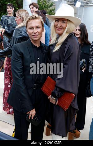 Devenir Karl Lagerfeld , Deutschlandpremiere im Zoo Palast, Berlin, 30.05.2024 Dawid Tomaszewski und Sandra Hansen Designerin, Lemanja BEI der Deutschlandpremiere von devenir Karl Lagerfeld im Zoo Palast Berlin AM 30.5.2024 *** devenir Karl Lagerfeld , première allemande au Zoo Palast, Berlin, 30 05 2024 Dawid Tomaszewski et Sandra Hansen designer, Lemanja à la première allemande de Becoming Karl Lagerfeld au Zoo Palast Berlin le 30 5 2024 Copyright : xAnitaxBuggex Banque D'Images