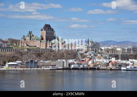 Paysage urbain du vieux Québec vu de Lévis. Traversier sur le fleuve Saint-Laurent. Château de Frontenac. Banque D'Images