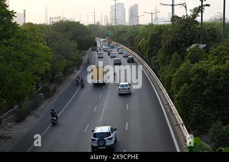 Présentez l'autoroute à six voies qui s'étend au loin, en soulignant la fluidité de la circulation. #Route , #Expressway , #voitures, #trafic Banque D'Images