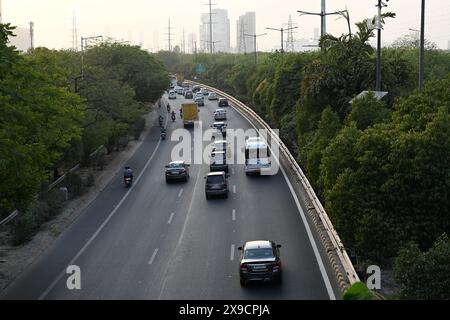 Présentez l'autoroute à six voies qui s'étend au loin, en soulignant la fluidité de la circulation. #Route , #Expressway , #voitures, #trafic Banque D'Images