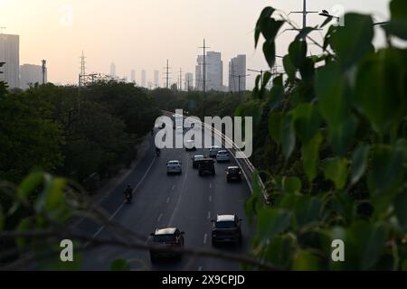 Présentez l'autoroute à six voies qui s'étend au loin, en soulignant la fluidité de la circulation. #Route , #Expressway , #voitures, #trafic Banque D'Images