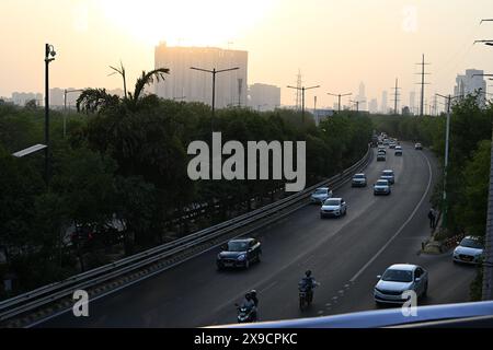 Présentez l'autoroute à six voies qui s'étend au loin, en soulignant la fluidité de la circulation. #Route , #Expressway , #voitures, #trafic Banque D'Images