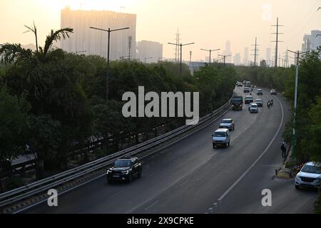 Présentez l'autoroute à six voies qui s'étend au loin, en soulignant la fluidité de la circulation. #Route , #Expressway , #voitures, #trafic Banque D'Images