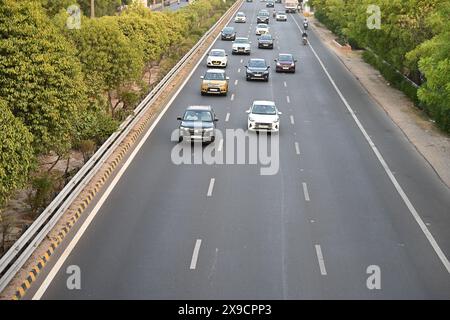 Présentez l'autoroute à six voies qui s'étend au loin, en soulignant la fluidité de la circulation. #Route , #Expressway , #voitures, #trafic Banque D'Images