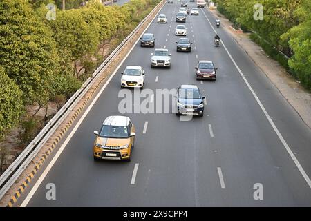 Présentez l'autoroute à six voies qui s'étend au loin, en soulignant la fluidité de la circulation. #Route , #Expressway , #voitures, #trafic Banque D'Images