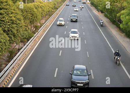 Présentez l'autoroute à six voies qui s'étend au loin, en soulignant la fluidité de la circulation. #Route , #Expressway , #voitures, #trafic Banque D'Images