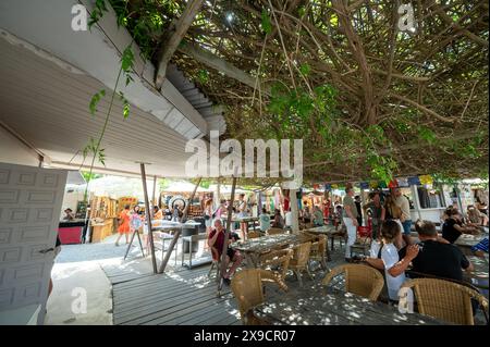 Las Dalias, Ibiza, Espagne : 2024 mai 14 : les gens au marché hippie Las Dalias de San Carlos à Ibiza en 2024. Banque D'Images