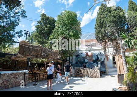 Las Dalias, Ibiza, Espagne : 2024 mai 14 : les gens au marché hippie Las Dalias de San Carlos à Ibiza en 2024. Banque D'Images