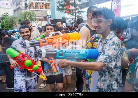 Siam Square, Bangkok, Thaïlande - APR 13, 2024 Songkran Festival, l'action courte des gens rejoint les célébrations du nouvel an thaïlandais ou Songkran à Sia Banque D'Images