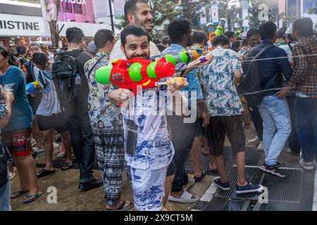 Siam Square, Bangkok, Thaïlande - APR 13, 2024 Songkran Festival, l'action courte des gens rejoint les célébrations du nouvel an thaïlandais ou Songkran à Sia Banque D'Images