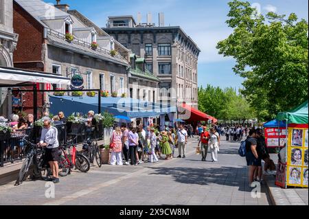 Montréal, Québec - 24 mai 2024 : magnifiques bâtiments de la place Jacques Cartier dans le Vieux-Montréal. Banque D'Images