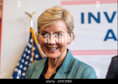 NEW YORK, NEW YORK - MAI 30 : Jennifer Granholm, secrétaire du département américain de l'énergie (DOE), assiste à une annonce d'abordabilité de l'énergie propre à l'Andromeda Community Initiative, long Island City, le 30 mai 2024 dans le Queens Borough de New York. La gouverneure Kathy Hochul s’est jointe au secrétaire du département américain de l’énergie (DOE) Granholm, John Podesta, conseiller principal de la Maison Blanche, et Chuck Schumer, leader de la majorité, sénateur américain, célèbrent le fait que l'État de New York est devenu le premier État du pays à offrir la première phase du programme de réduction de l'inflation (IRA) Home Electrification and Appliance Rebates (HEAR) Banque D'Images