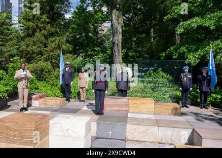 (240531) -- PÉKIN, 31 mai 2024 (Xinhua) -- Une cérémonie de dépôt de couronne a lieu au siège de l'ONU à New York, le 30 mai 2024. L’ONU a organisé jeudi des événements à son siège à New York pour honorer la mémoire des Casques bleus de l’ONU qui ont perdu la vie depuis 1948. (Mark Garten/photo ONU/document via Xinhua) Banque D'Images