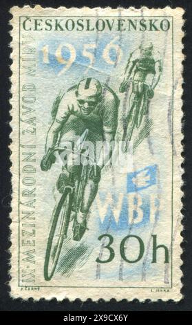 TCHÉCOSLOVAQUIE - VERS 1956 : timbre imprimé par la Tchécoslovaquie, montre des cyclistes, vers 1956 Banque D'Images