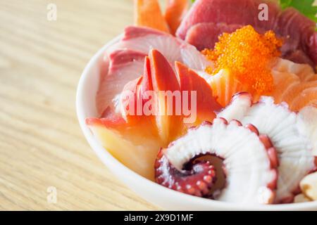 Sashimi Rice Bowl Chirashi Don cuisine japonaise sur une table en bois dans le restaurant Banque D'Images