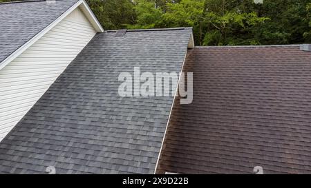 Nouveau toit et ancien toit sur la maison, montrant la comparaison des deux. Banque D'Images