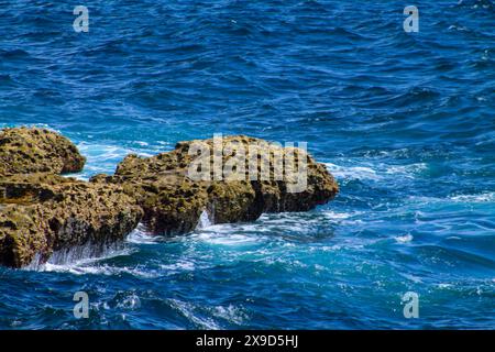 Vagues se brisant sur les rochers dans le parc national de Shete Boka, Curaçao Banque D'Images